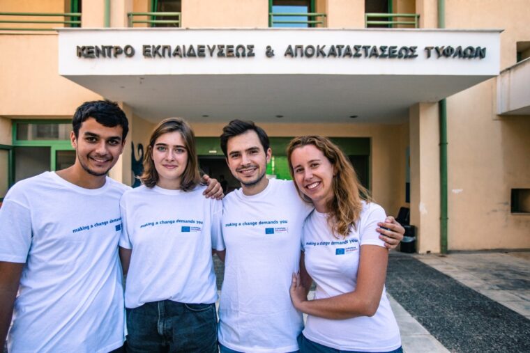 Fire frivillige foran sykehus i Hellas