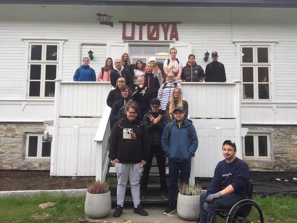 Ungdommer poserer i trappa på Utøya