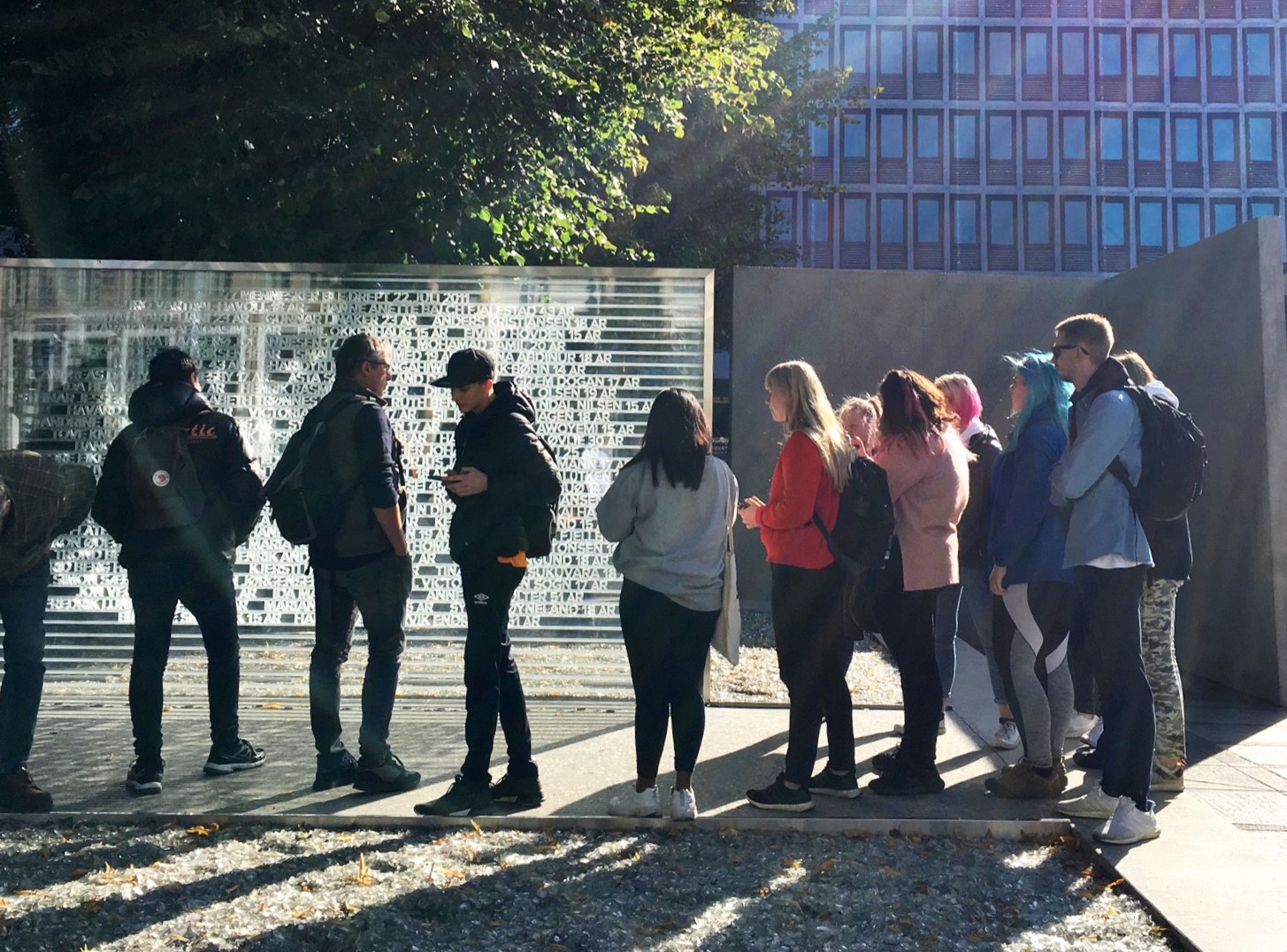 Ungdommer ser på minnesmerke etter 22. juli i Oslo