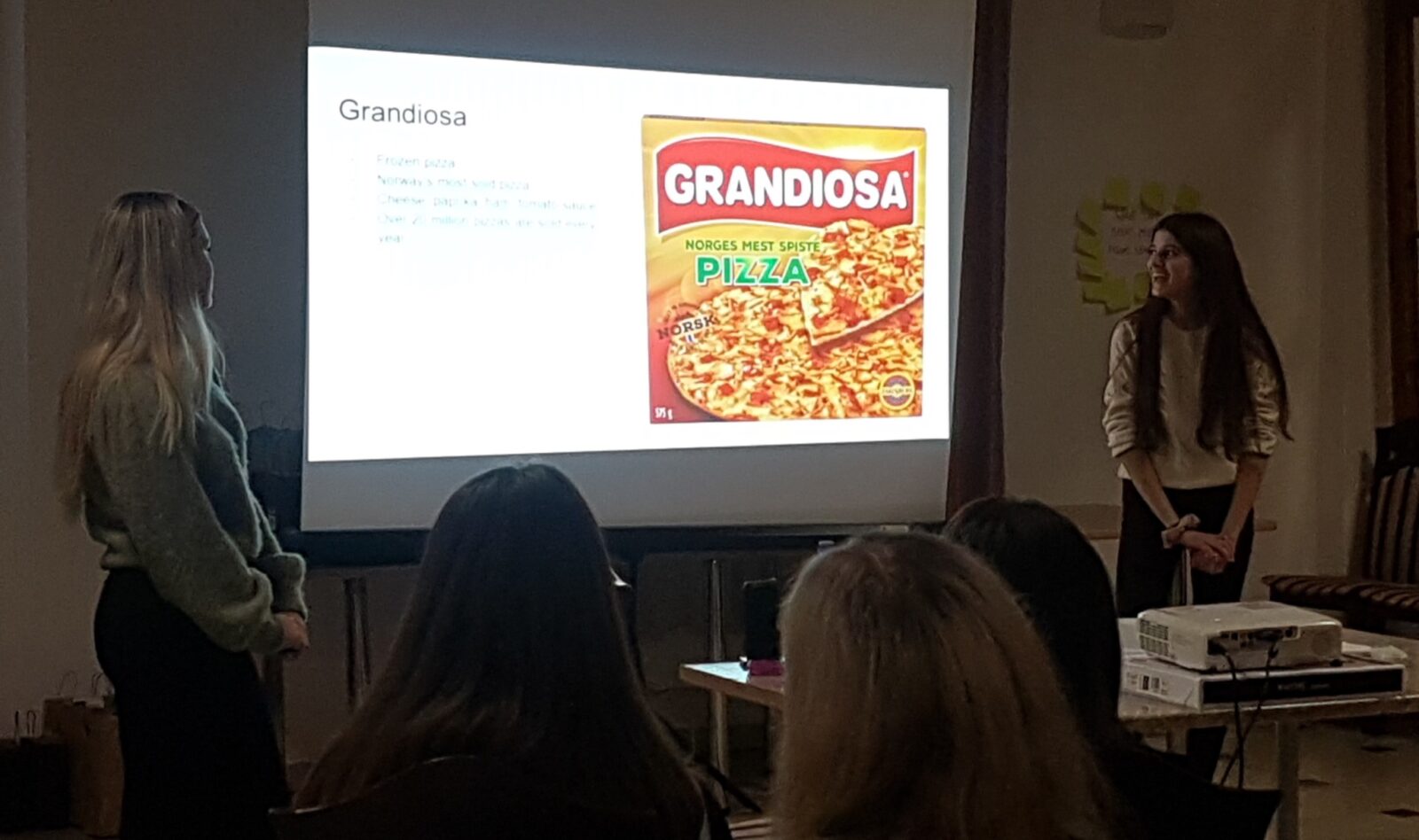To ungdommer foran en presentasjon om Grandiosa