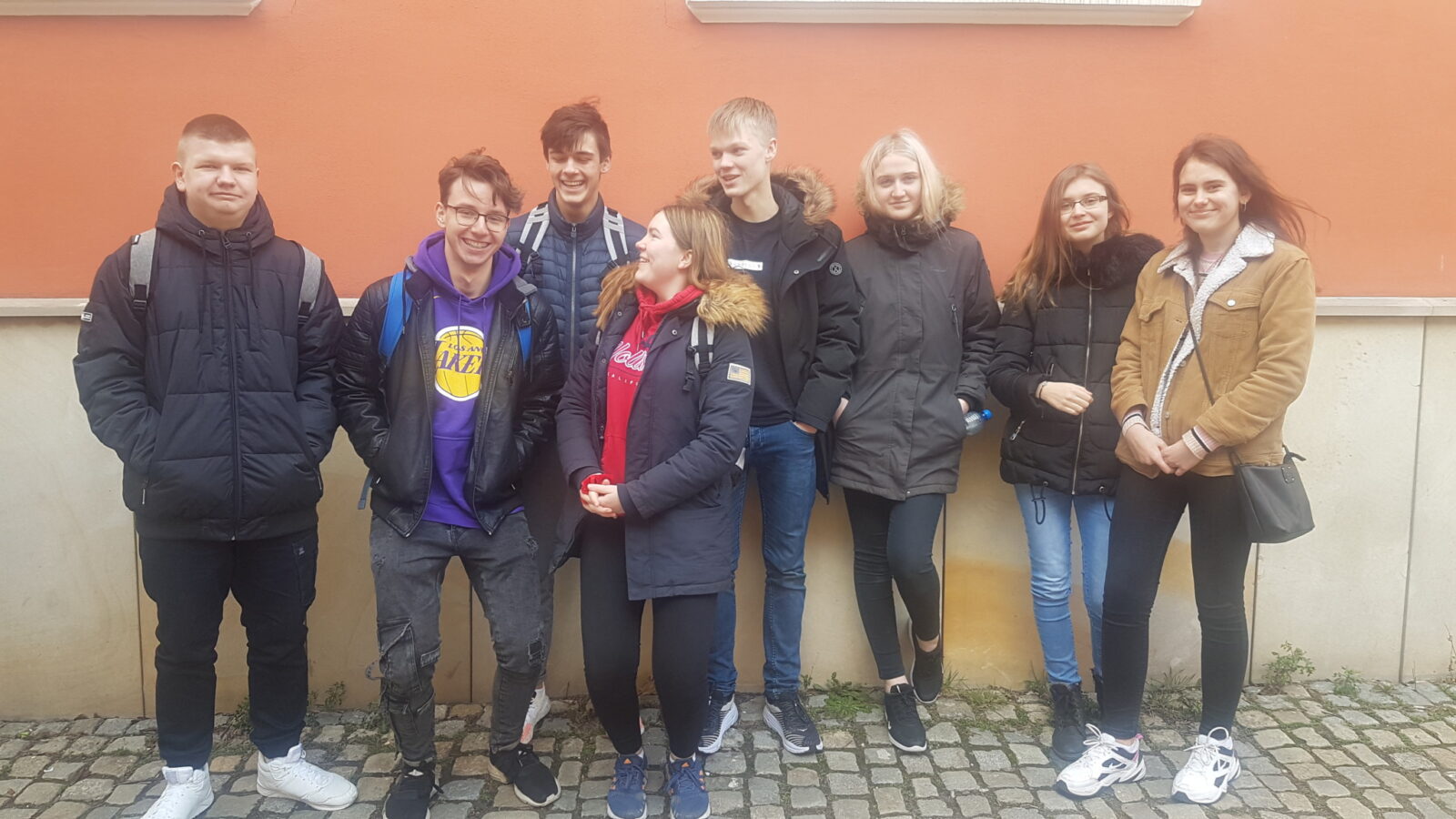 Gruppebilde av 8 ungdommer på tur i Polen