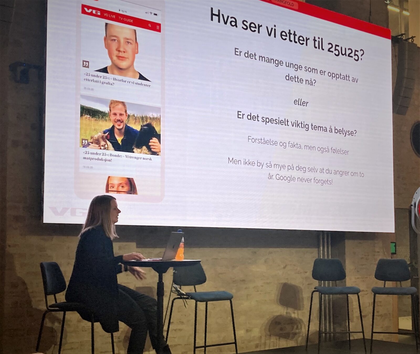 Bilde av en VG-ansatt som holder foredrag foran en stor skjerm