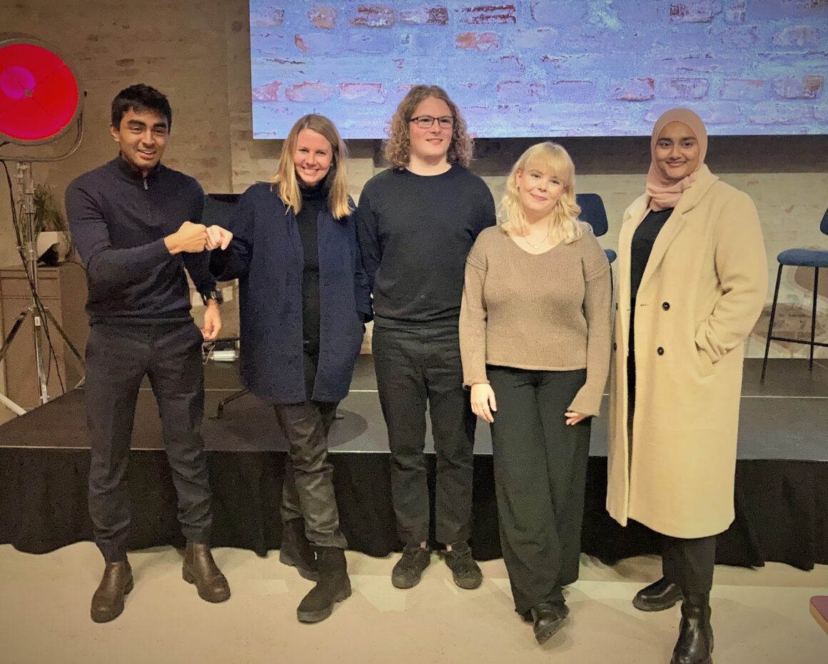 Gruppebilde av fem ungdommer fra workshop.