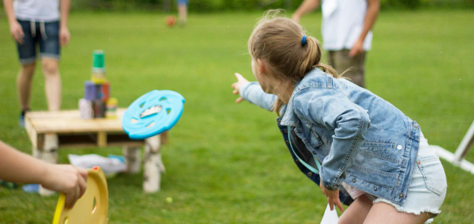 En ung kvinne kaster en frisbee