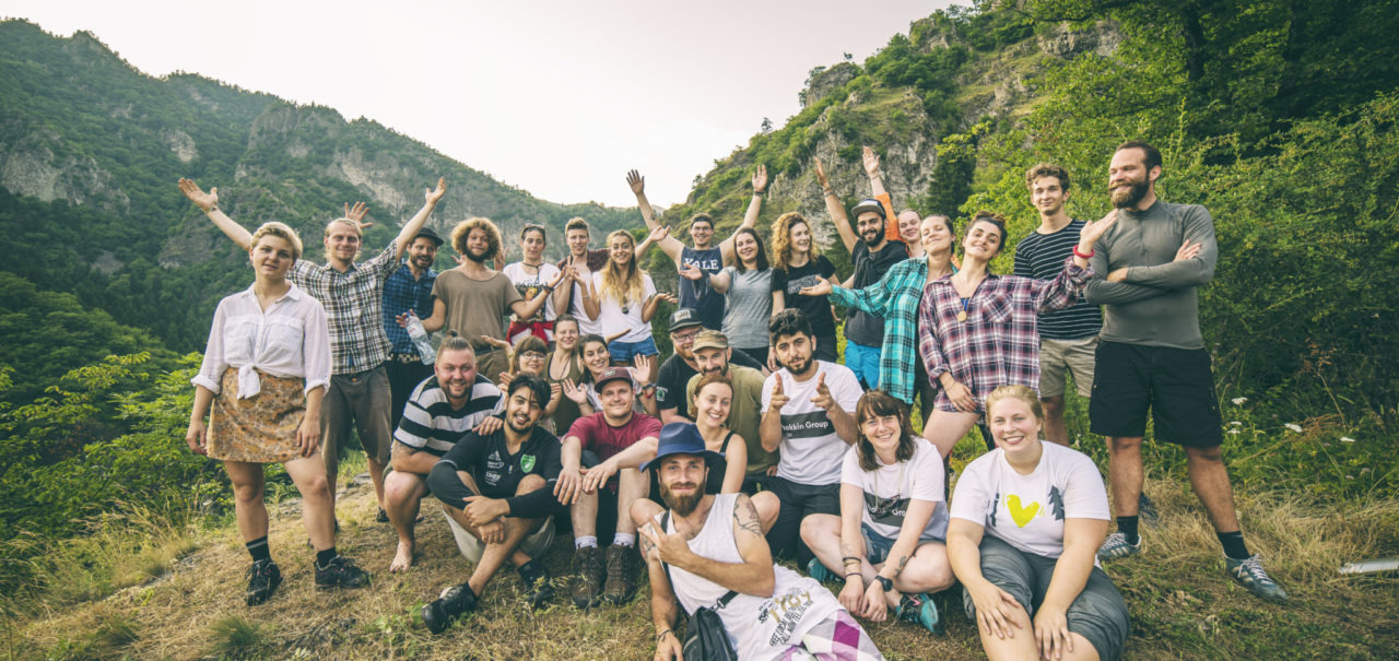 Gruppebilde av ungdommer i georgisk natur
