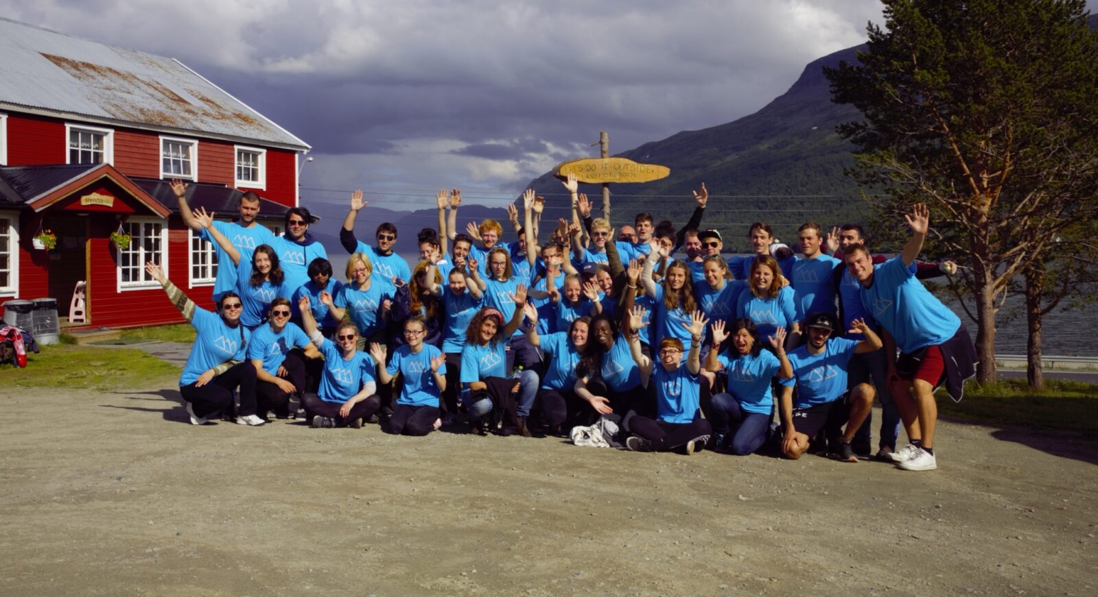 Gruppebilde av en gruppe ungdommer i blå t-skjorter
