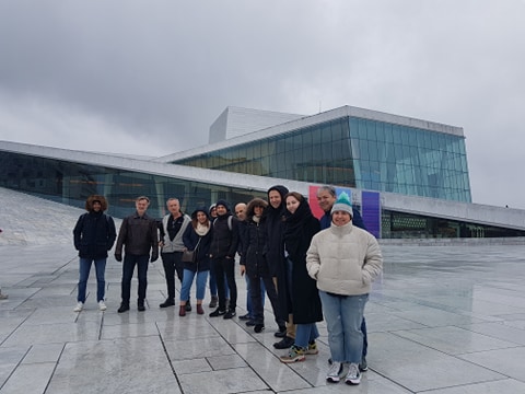 Ungdomsarbeidere fra Europa poserer på taket på Operaen i Oslo