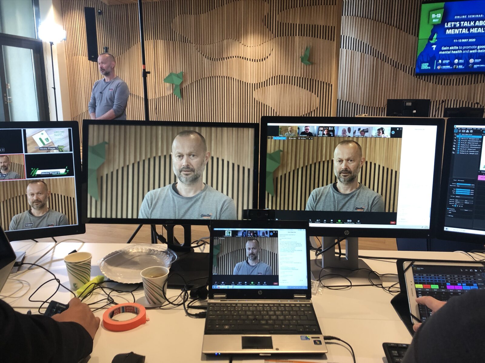 Bilde fra et midlertidig studio for sending av webinar. En utekontakt holder foredrag.