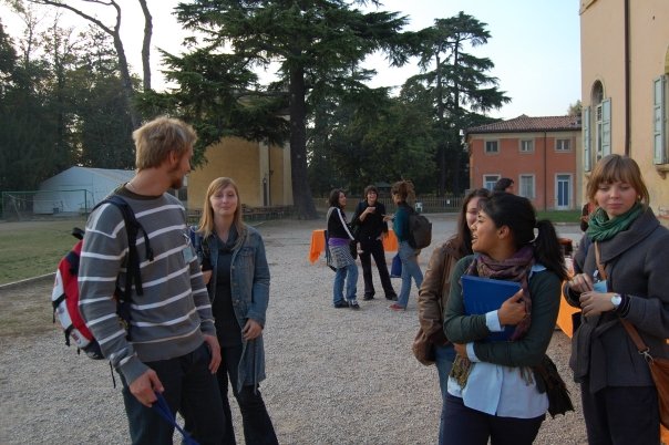 Unge frivillige på en gårdsplass i Italia
