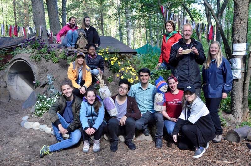 Une frivillige i Finland poserer i en skog
