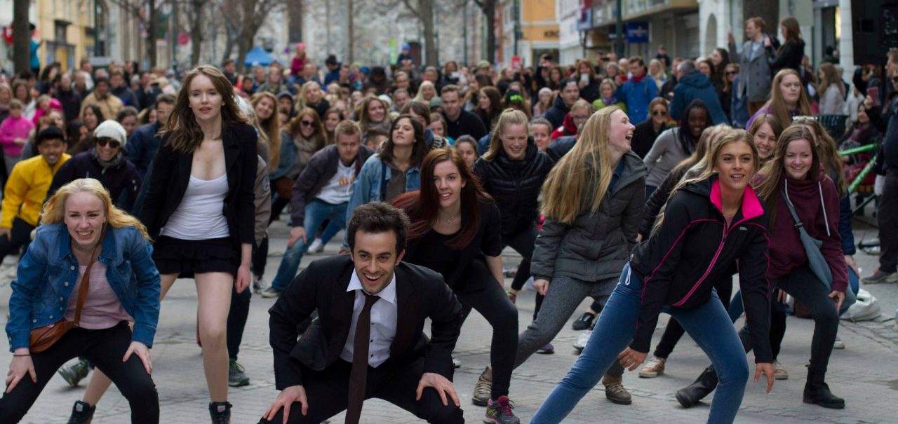Bilde fra en flashmob med ungdommer i Trondheim