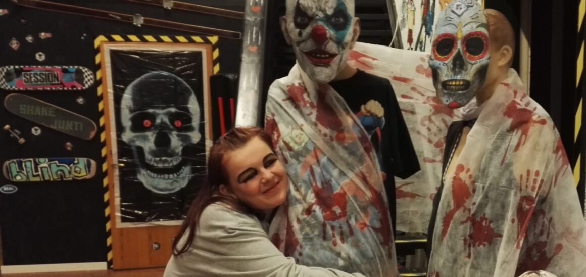 Tre zombie-utkledde personer i forbindelse med Halloween.