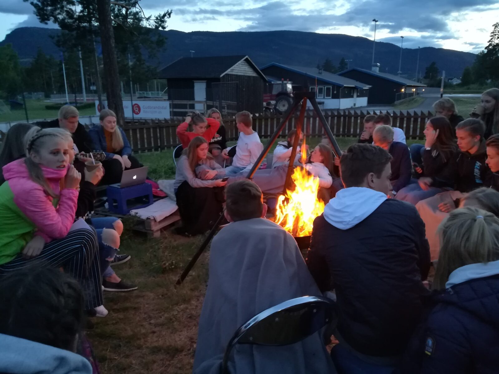 Bilde av ungdommer rundt en bålpanne