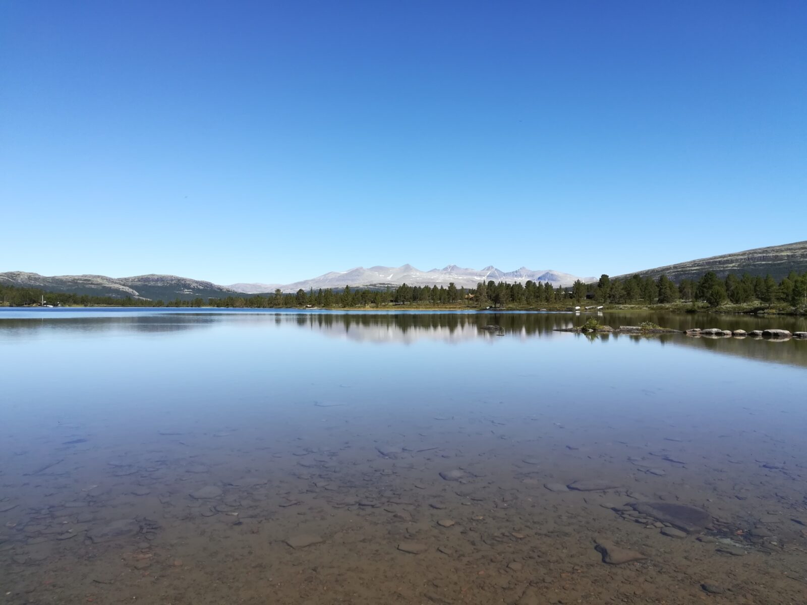 Bilde av innsjøen Årvillingen med Rondane i bakgrunnen.