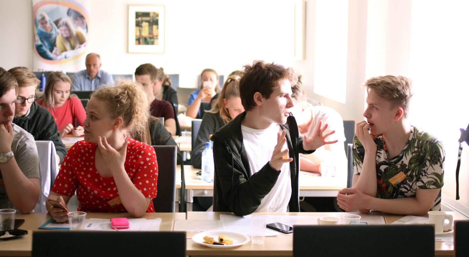 Samling med ungdomsrådsrepresentanter. Ungdommer som diskuterer med hverandre.