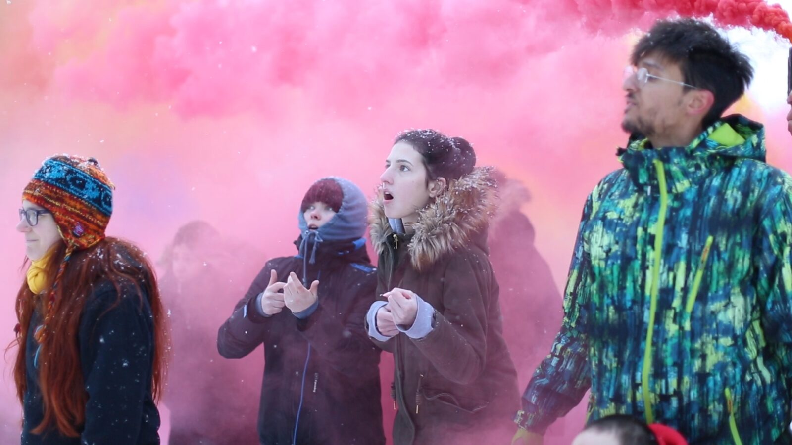 4 ungdommer med rosa røykfull bakgrunn
