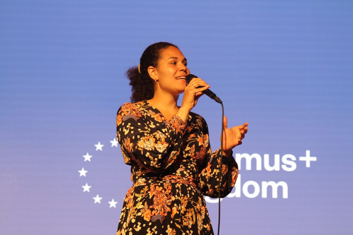 Artisten Sarah Camille synger på scenen