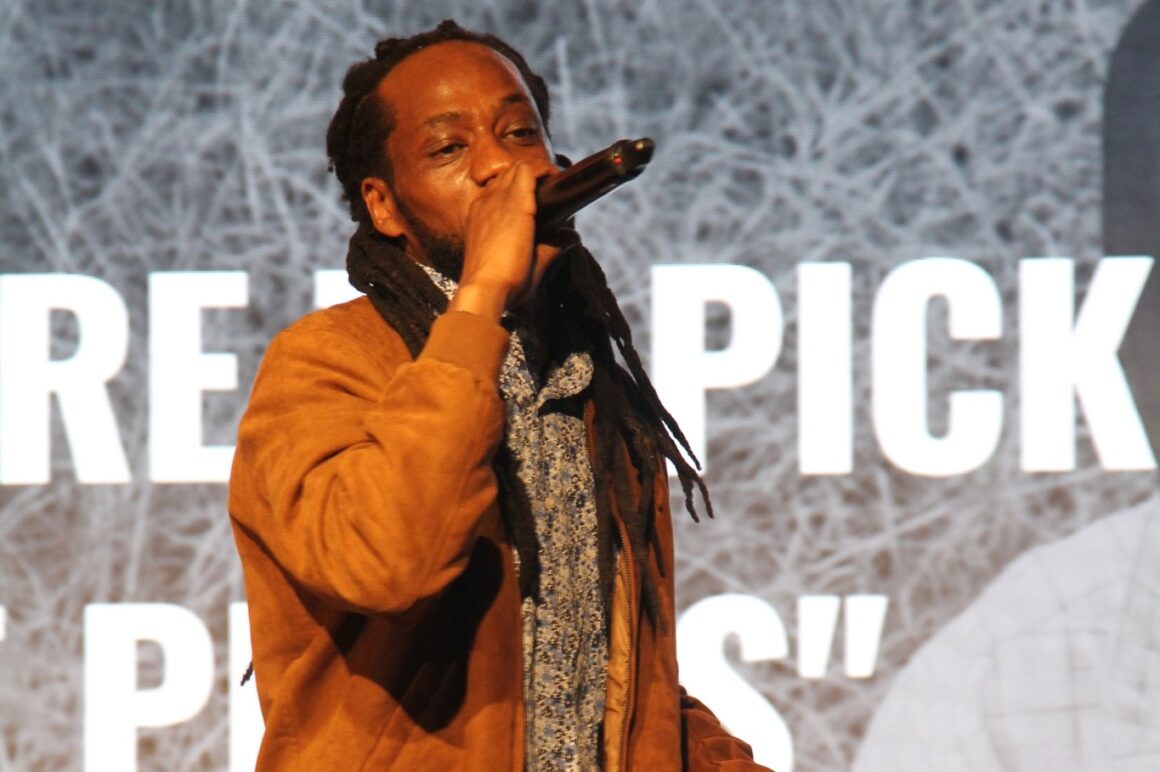 En av artistene i afrobeatgruppen African Sunz synger på scenen