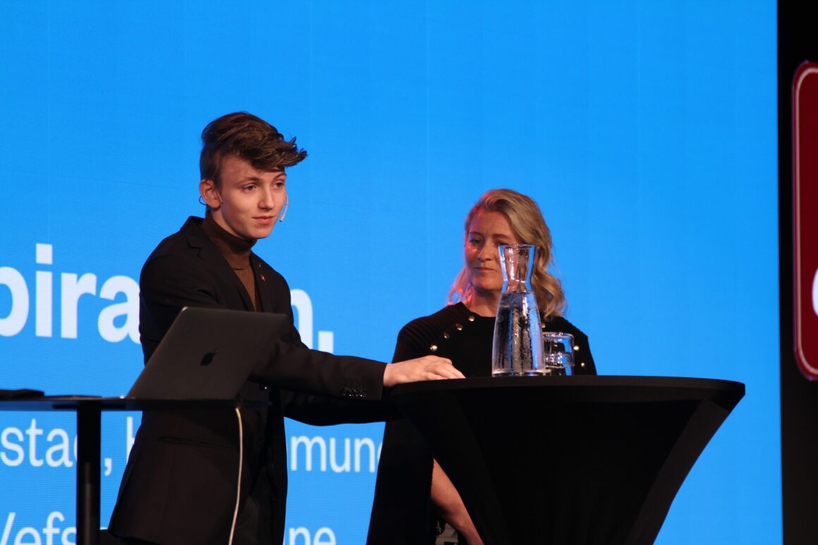 To på scenen