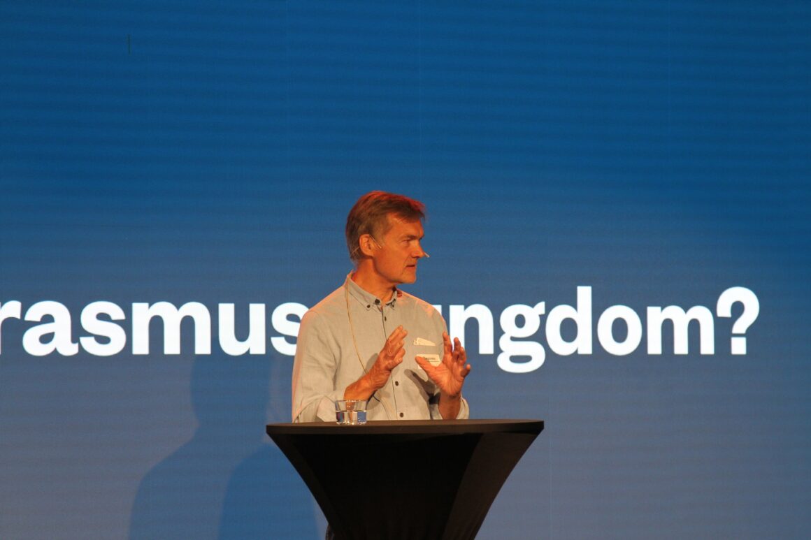 En mannlig ansatt i Erasmus+ ungdom holder en presentasjon fra scenen