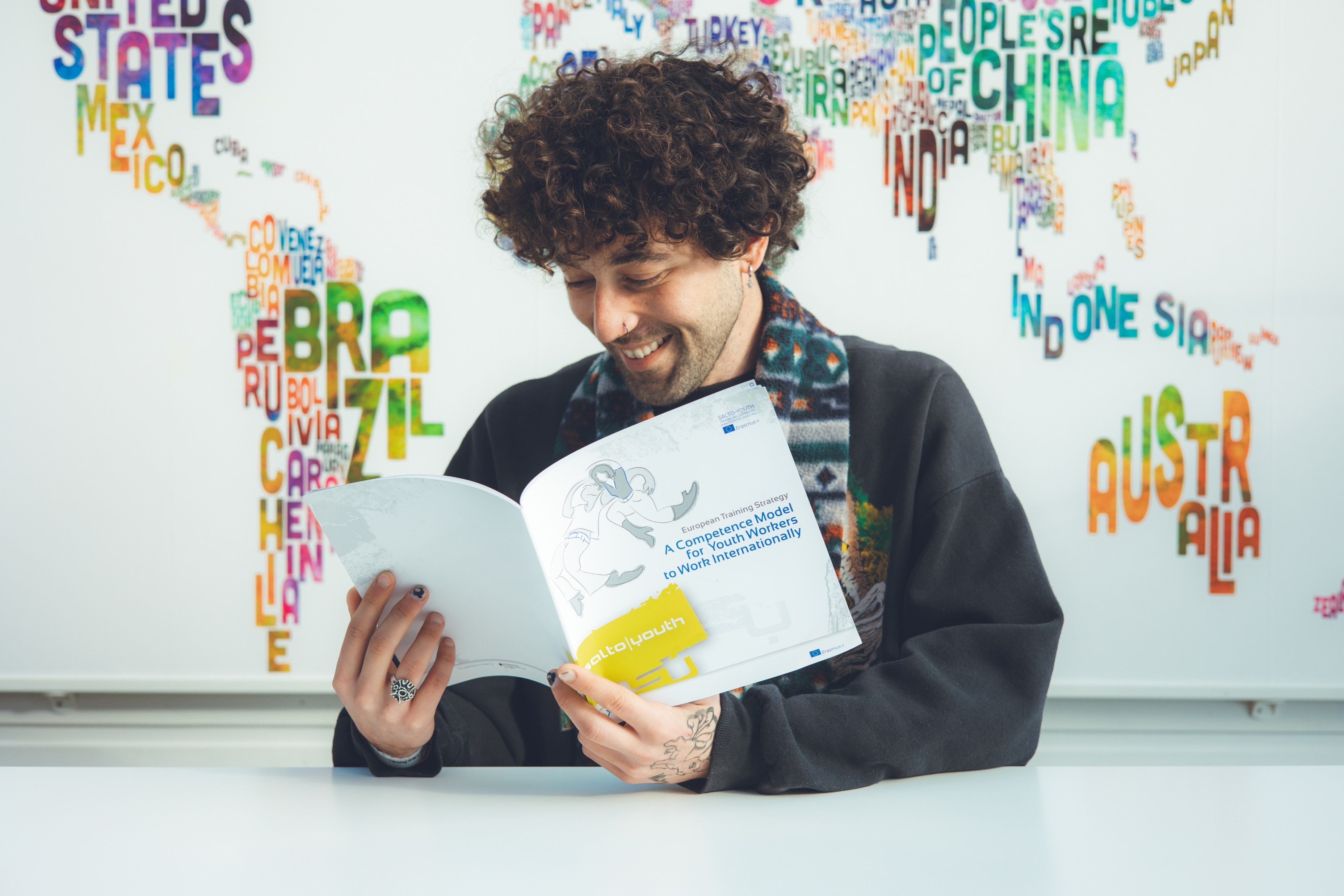En mann leser i en brosjyre