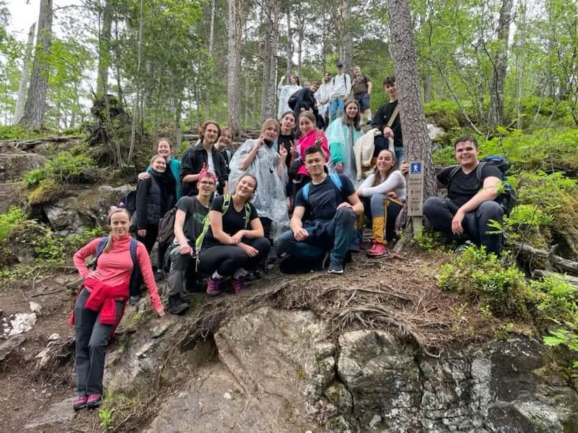 Ungdommer på fjelltur i Norge