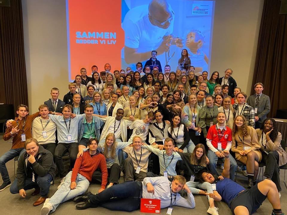 Gruppebilde fra en konferanse fra en samling for ungdomsråd