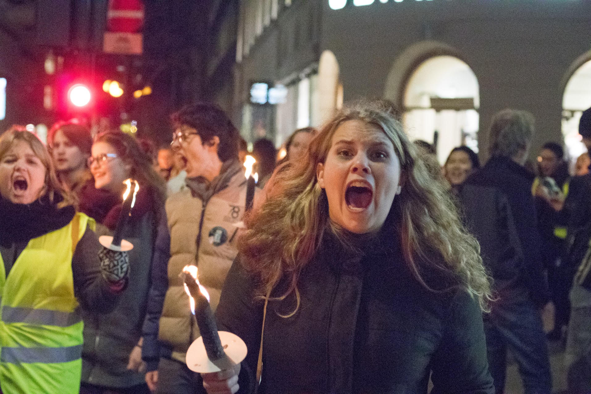 En ung kvinne i et fakkeltog i Oslo