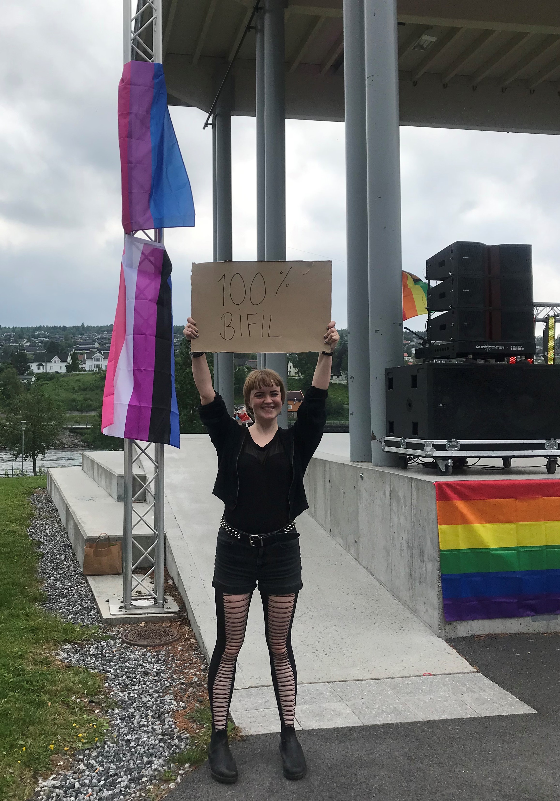 En ung kvinne holder opp en plakat med teksten