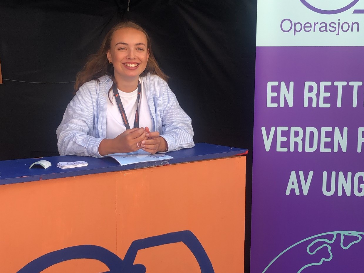 Bilde av en ungdom som står på stand på Arendalsuka