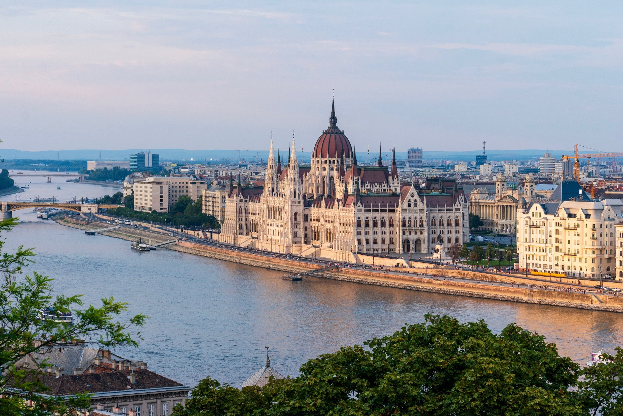 Bygninger og elv i Budapest
