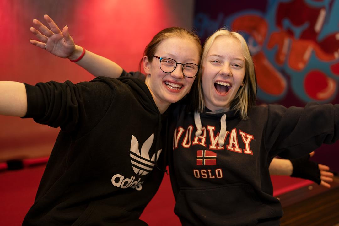 to jenter smiler til kamera