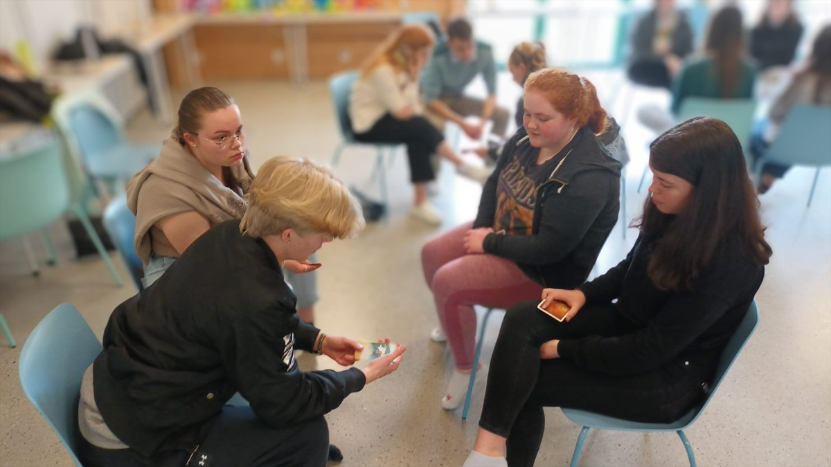 fire ungdommer sitter i ring