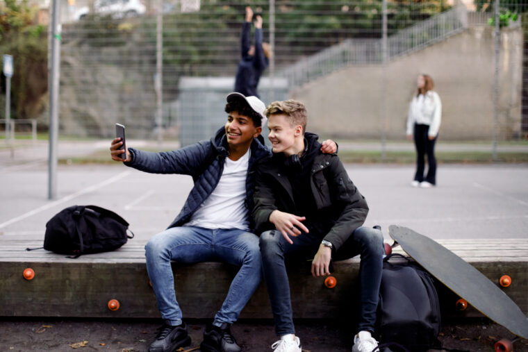 to gutter tar selfie med mobil