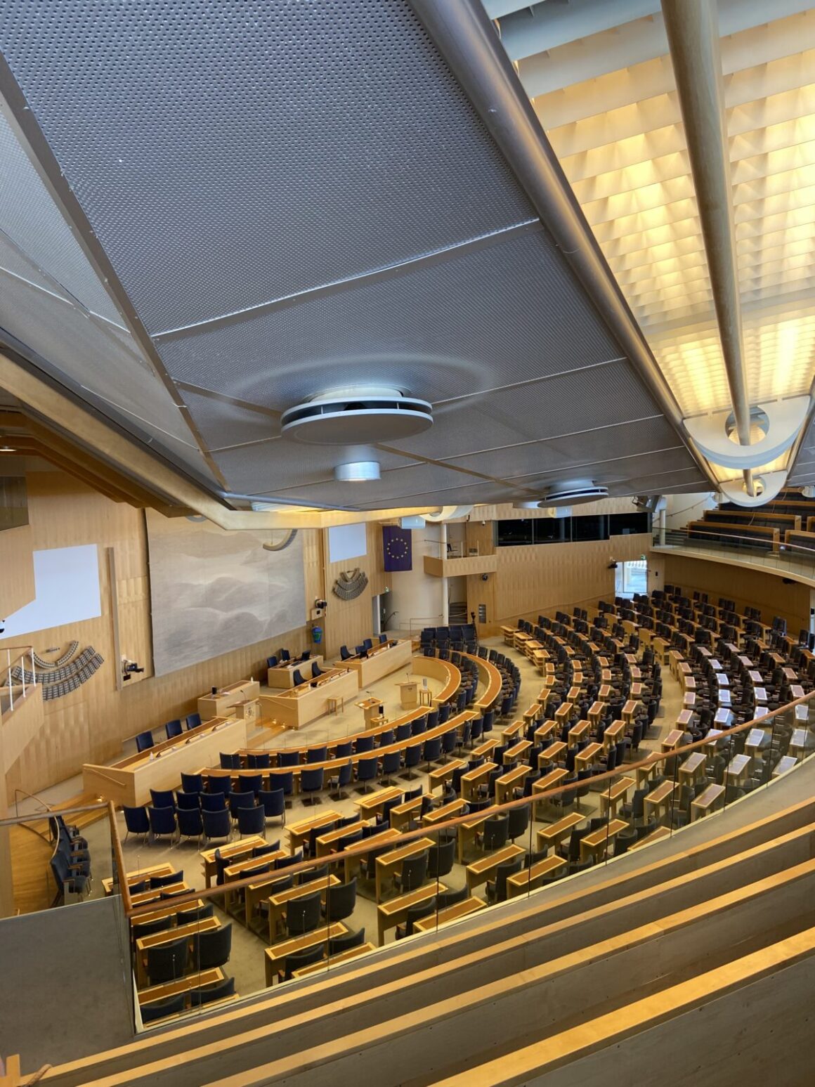 Bilde fra Riksdagen i Stockholm. Et stort, folketomt auditorium