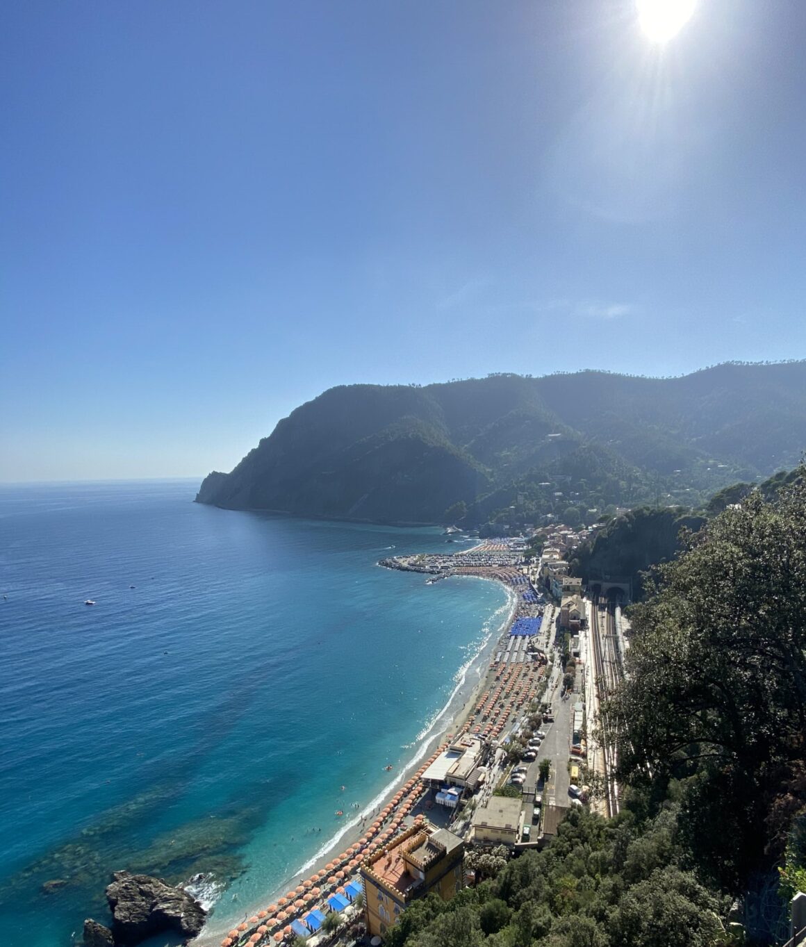 Utsiktsbilde utover en kystlinje og strand i Monterosso al Mare.