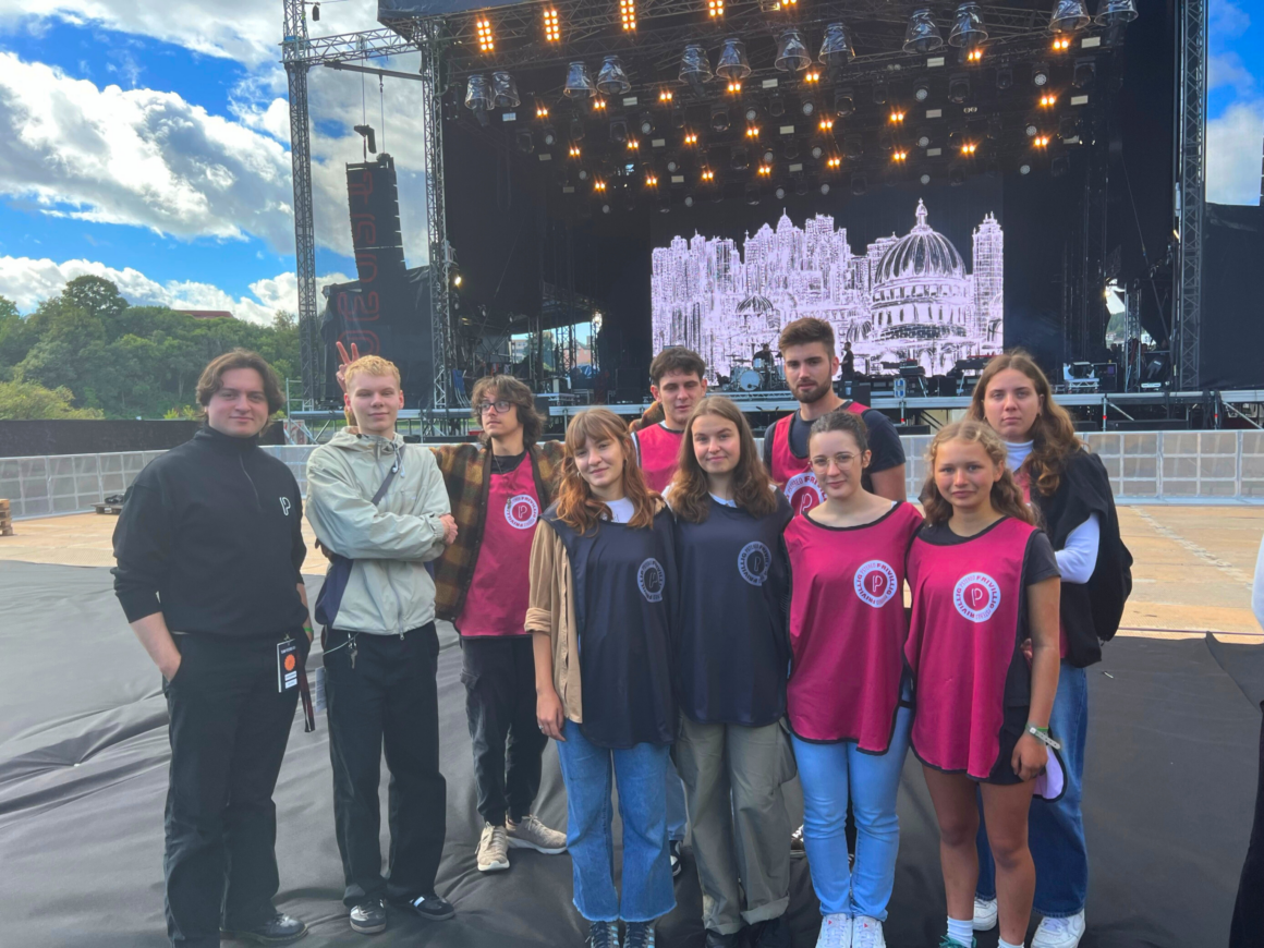Gruppebilde av en gruppe ungdommer som jobber frivillig på festival